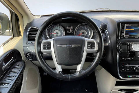 2016 Chrysler Town and Country Touring