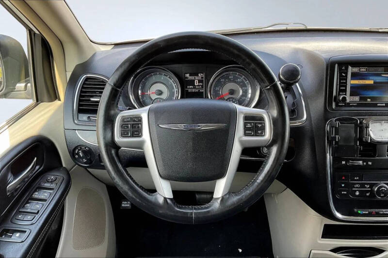 2016 Chrysler Town and Country Touring