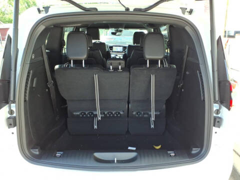 2027 Chrysler Pacifica Select