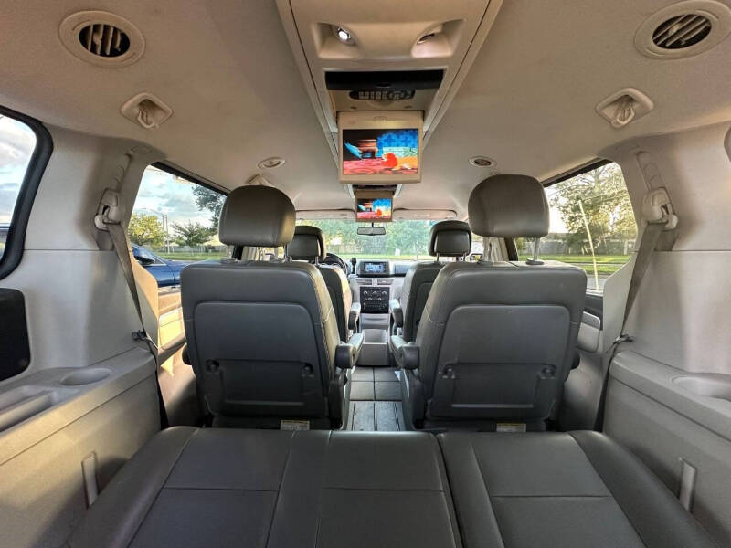 2011 Volkswagen Routan SE