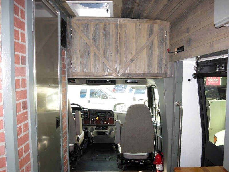 2014 Freightliner M2-106 RV Bus