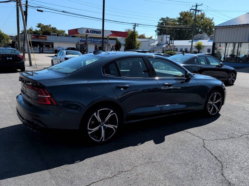 2024 Volvo S60 B5 Core Dark Theme