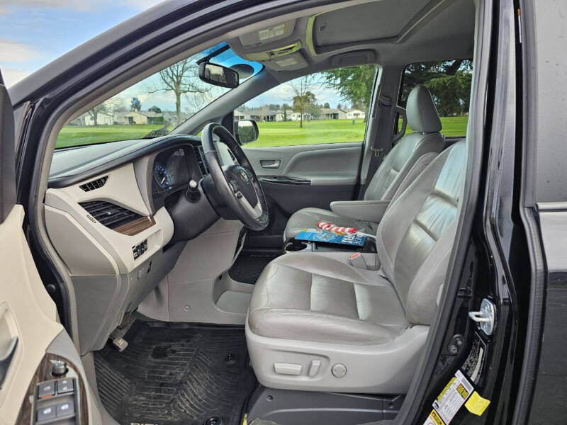 2017 Toyota Sienna XLE Premium 8-Passenger