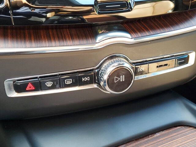 2023 Volvo XC60 B5 Plus Dark Theme