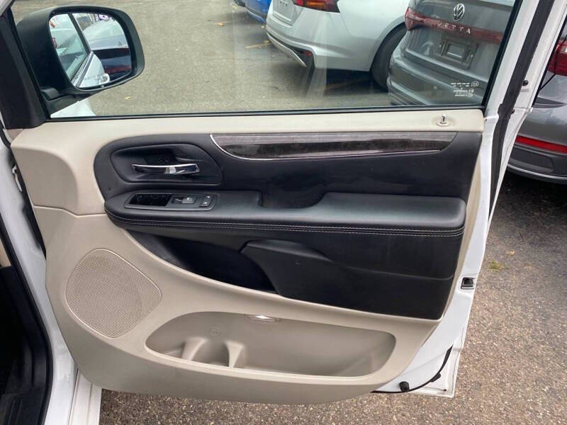 2014 Chrysler Town and Country Touring-L