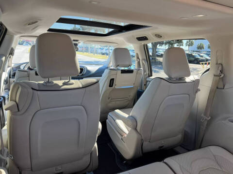 2017 Chrysler Pacifica Hybrid Platinum