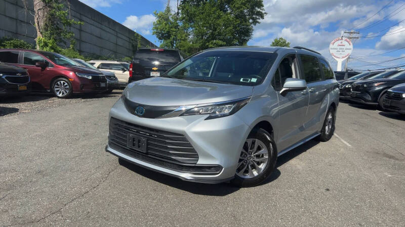 2023 Toyota Sienna LE 8-Passenger