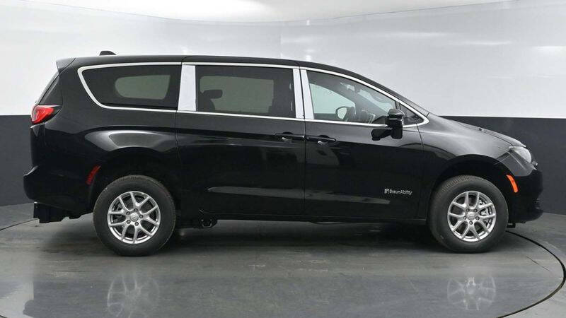 2025 Chrysler Voyager LX