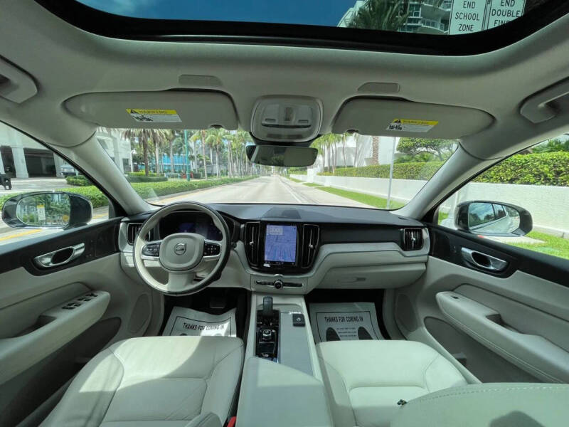 2023 Volvo XC60 B5 Plus Dark Theme