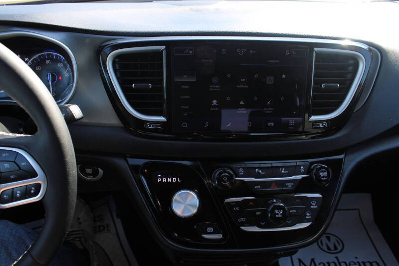 2025 Chrysler Pacifica Select