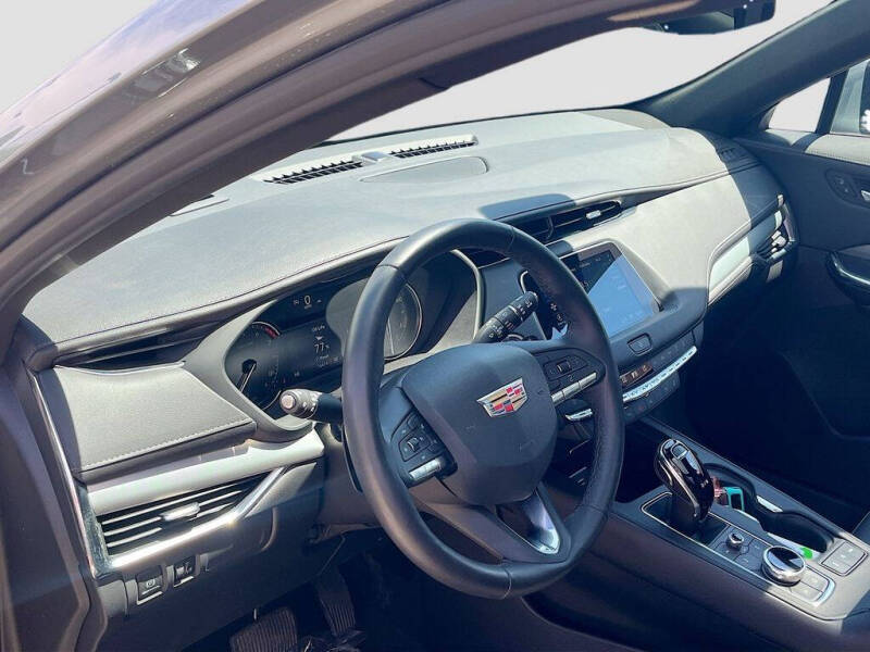 2023 Cadillac XT4 Premium Luxury