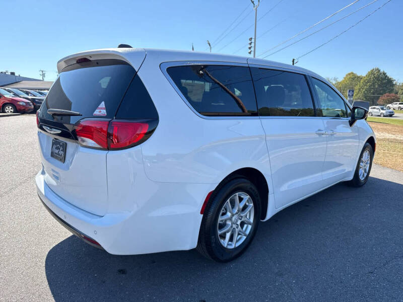 2026 Chrysler Voyager LX