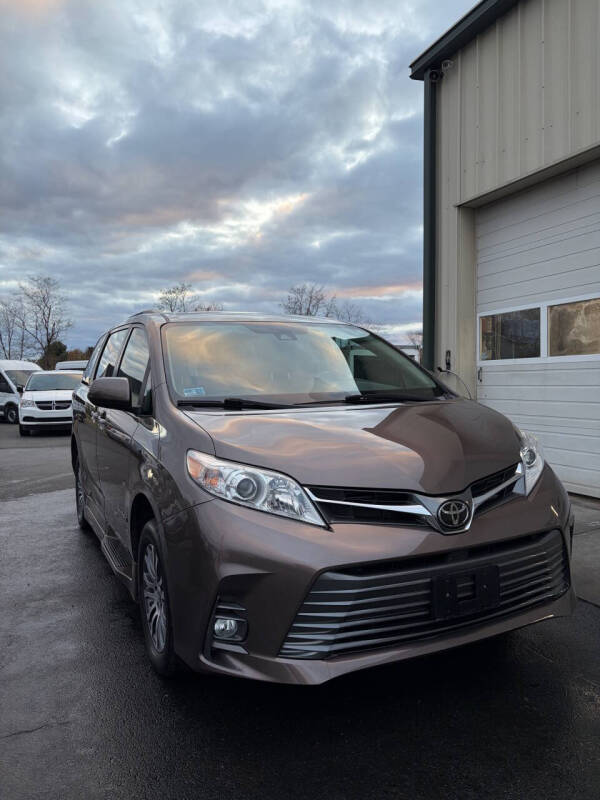 2020 Toyota Sienna XLE Premium's photo