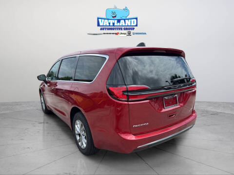 2027 Chrysler Pacifica Select