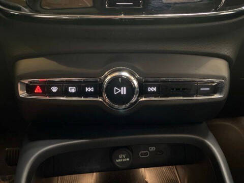 2025 Volvo XC40 B5 Core Bright Theme