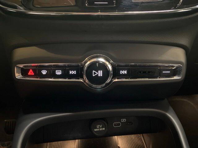 2025 Volvo XC40 B5 Core Bright Theme