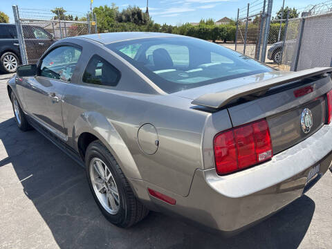 2005 Ford Mustang V6 Deluxe