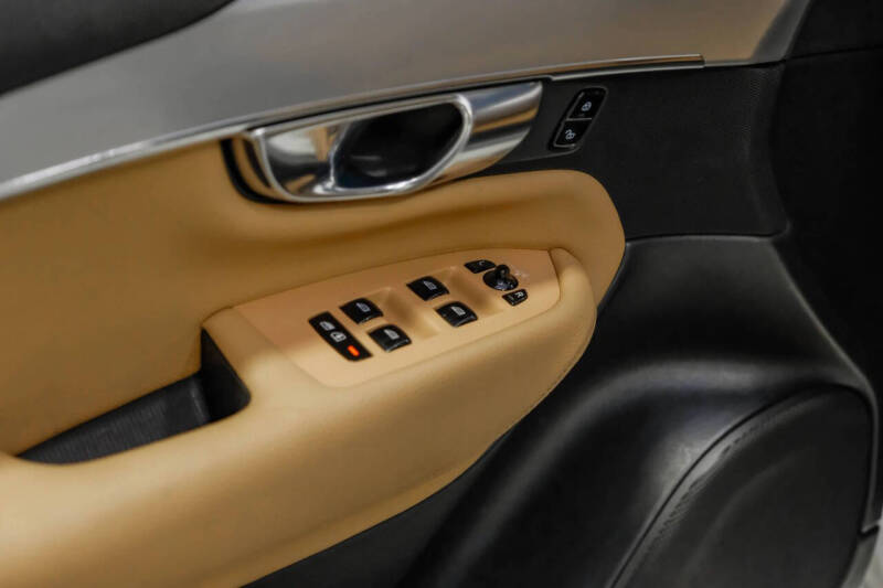 2017 Volvo XC90 T6 Momentum