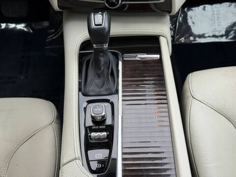 2017 Volvo XC90 T6 Momentum