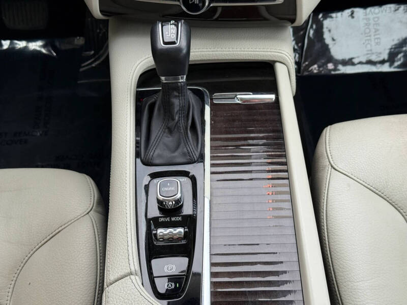 2017 Volvo XC90 T6 Momentum