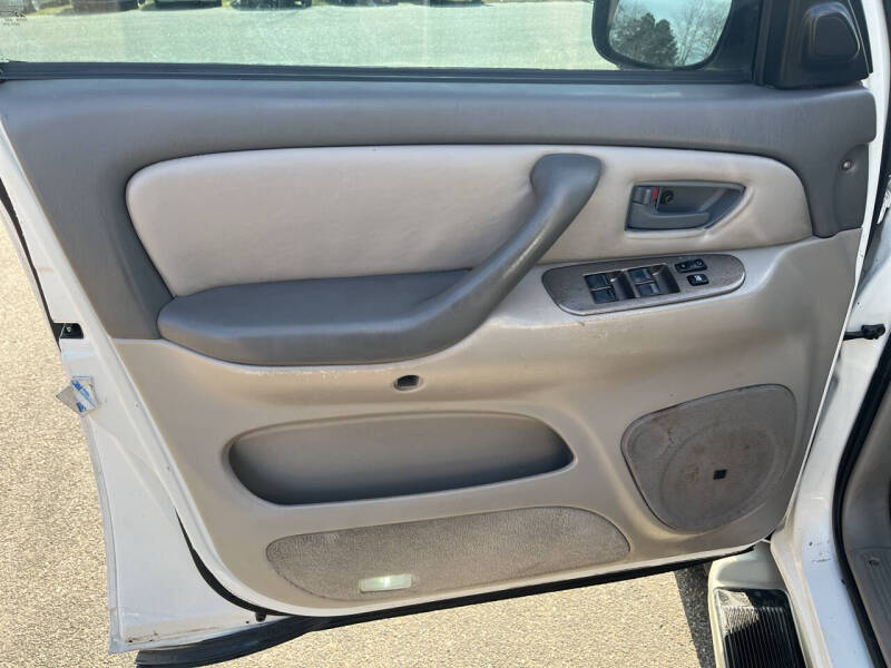 2004 Toyota Sequoia SR5