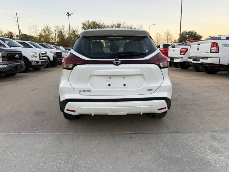 2022 Nissan Kicks SR