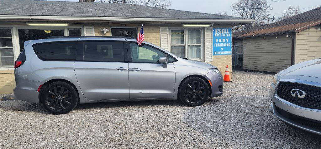 2018 Chrysler Pacifica for sale at ESELL AUTO SALES in Cahokia, IL