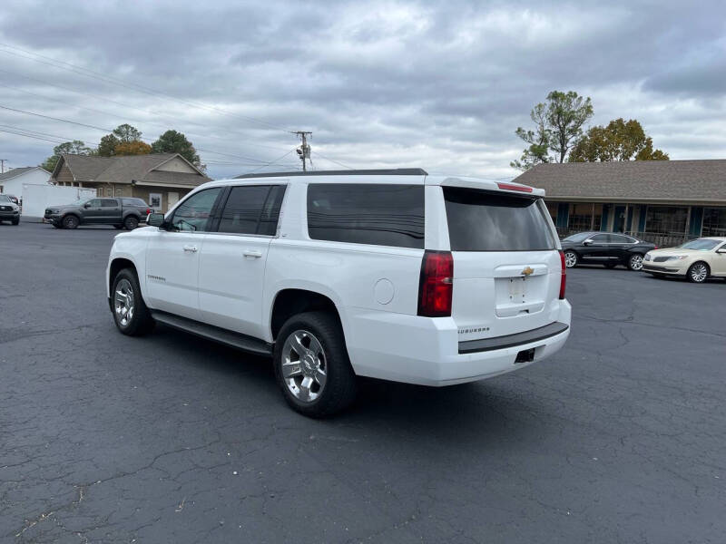 2018 Chevrolet Suburban LT photo 4