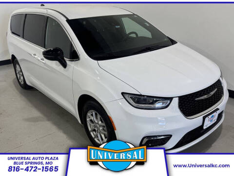 2025 Chrysler Pacifica Select Photo