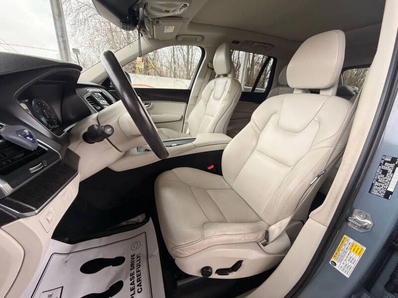 2020 Volvo XC90 T6 Momentum 6-Passenger