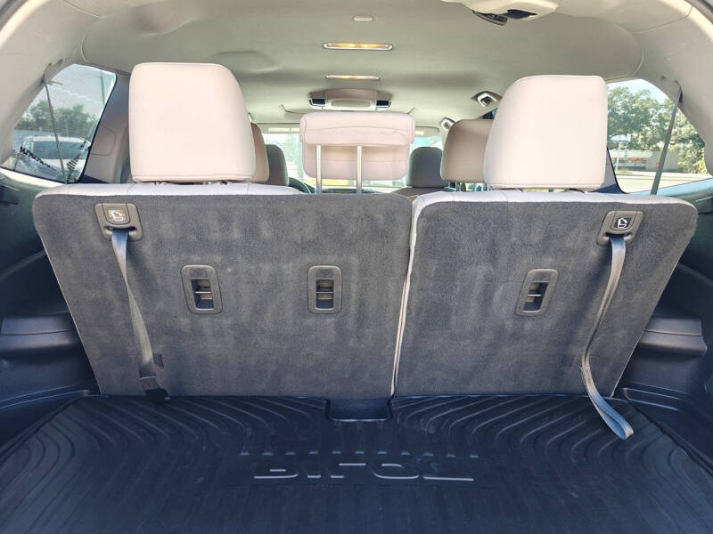 2020 Honda Pilot Touring w/Rear Captain's Chairs