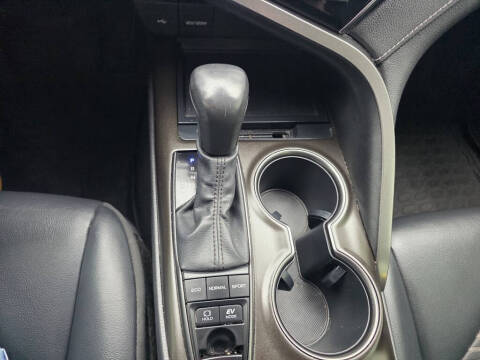 2022 Toyota Camry Hybrid SE