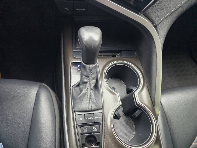 2022 Toyota Camry Hybrid SE