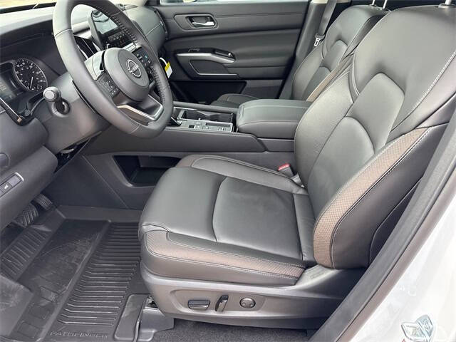 2025 Nissan Pathfinder SL