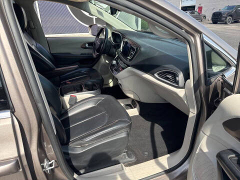 2017 Chrysler Pacifica Touring-L