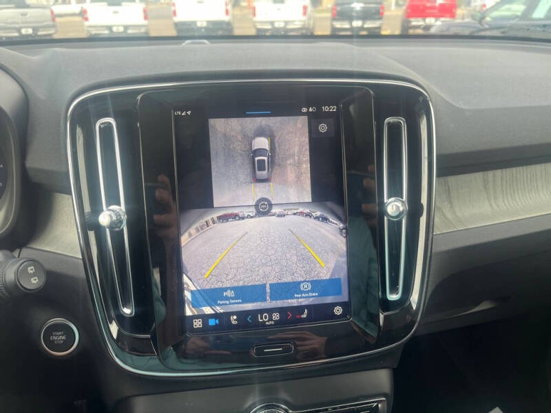 2024 Volvo XC40 B5 Plus Dark Theme