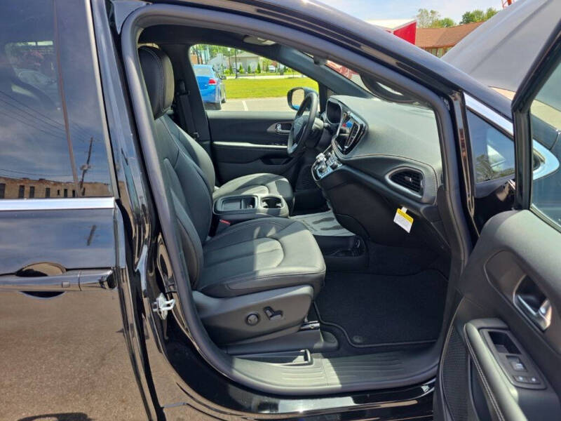 2027 Chrysler Pacifica Select