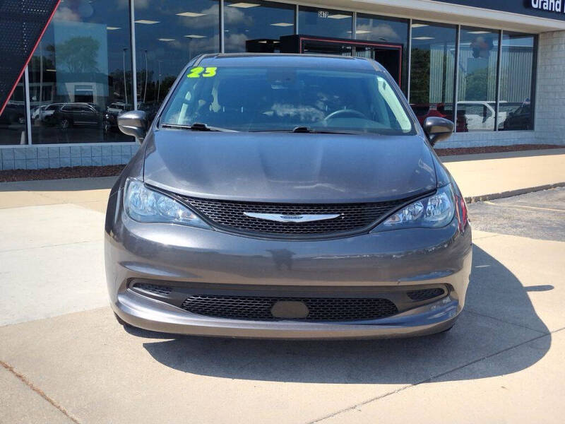 2023 Chrysler Voyager LX