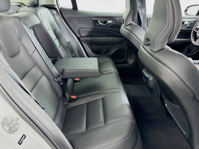 2024 Volvo S60 B5 Plus Dark Theme