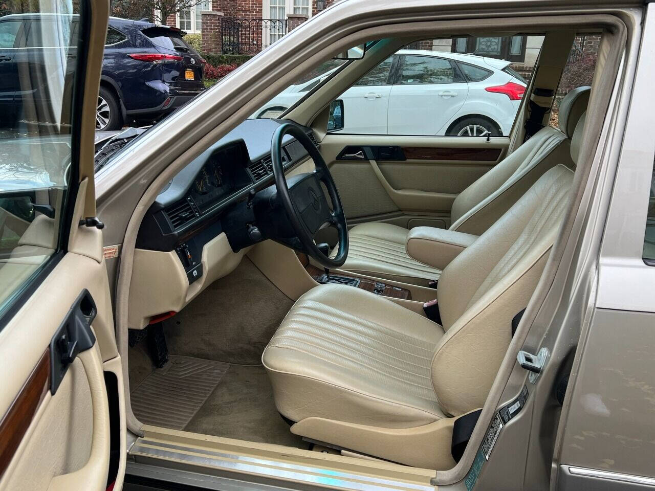 1990 Mercedes-Benz 300-Class  - $6,900