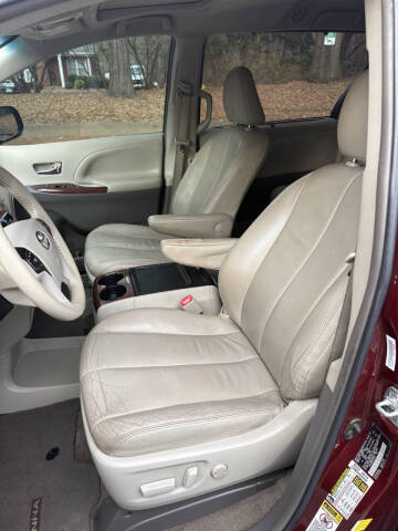 2014 Toyota Sienna XLE 7-Passenger Auto Access Seat