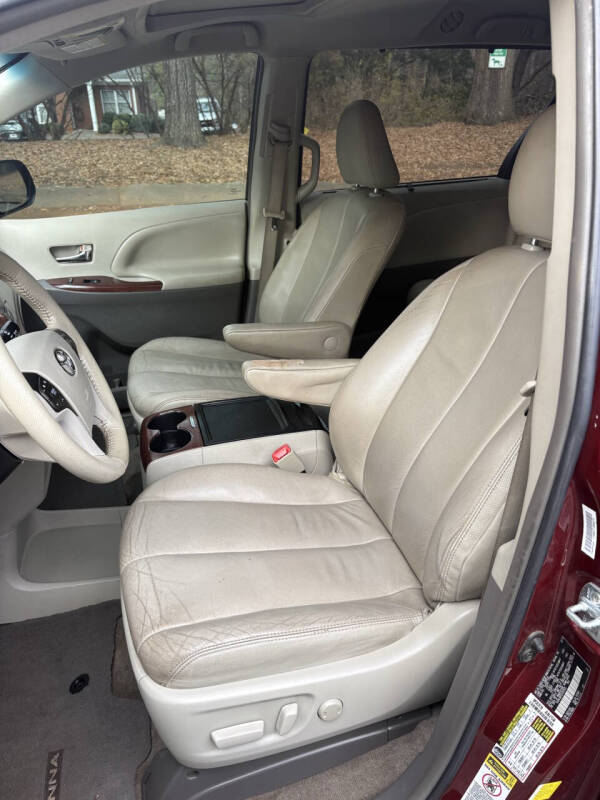 2014 Toyota Sienna XLE 7-Passenger Auto Access Seat