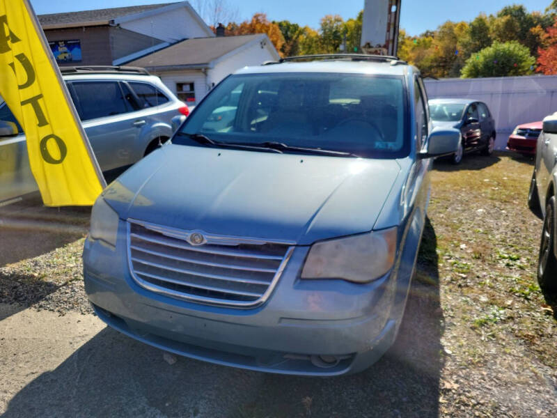 2008 Chrysler Town & Country null photo 2