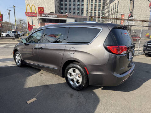 2017 Chrysler Pacifica Touring-L Plus