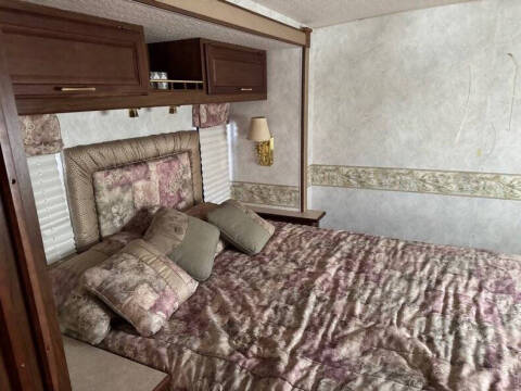 2004 Winnebago Adventurer