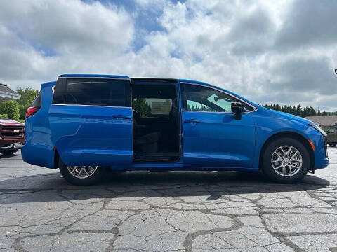 2027 Chrysler Pacifica Select