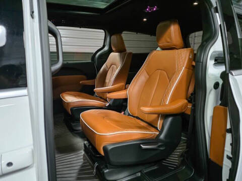 2025 Chrysler Pacifica Plug-In Hybrid Pinnacle