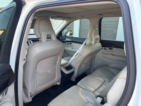 2017 Volvo XC90 T5 Momentum