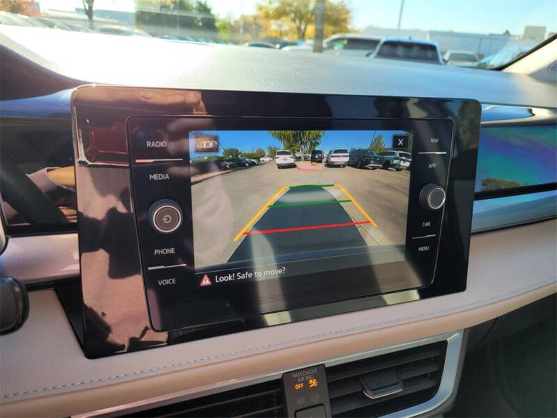 2025 Volkswagen Taos SEL 4Motion