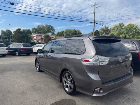 2012 Toyota Sienna SE 8-Passenger